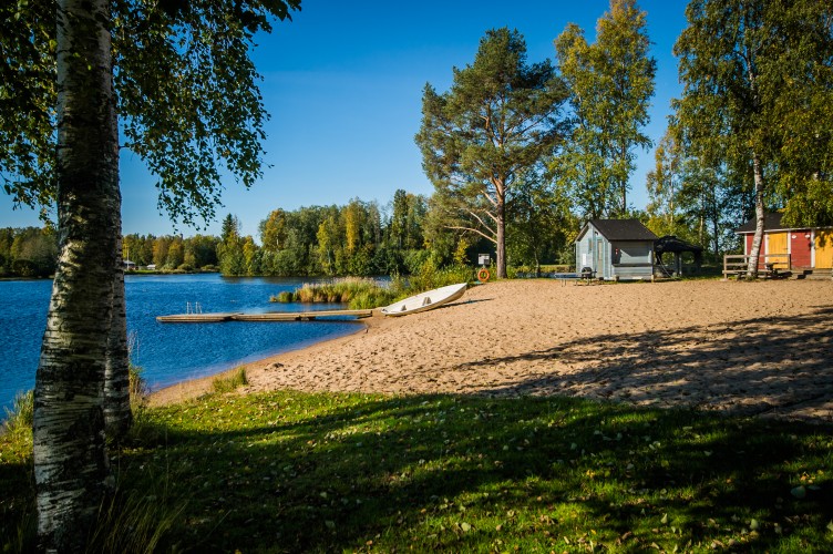 Simstrand i Nedervetil badar i sommarsol.