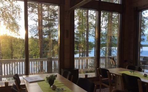 Vy från Emmes retreats matsal där man ser en sjö och skog.