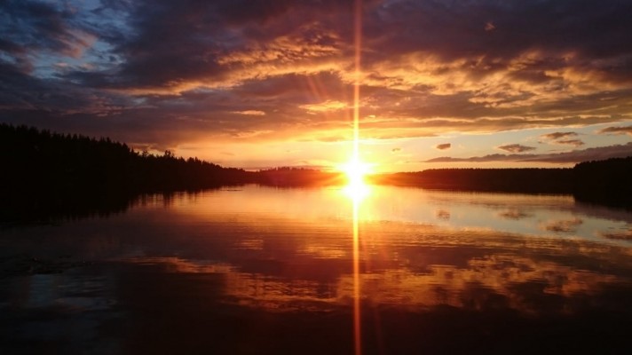 Solnedgång vid Emas-sjön.