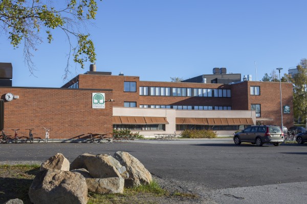 Kronoby gymnasium sett utifrån.