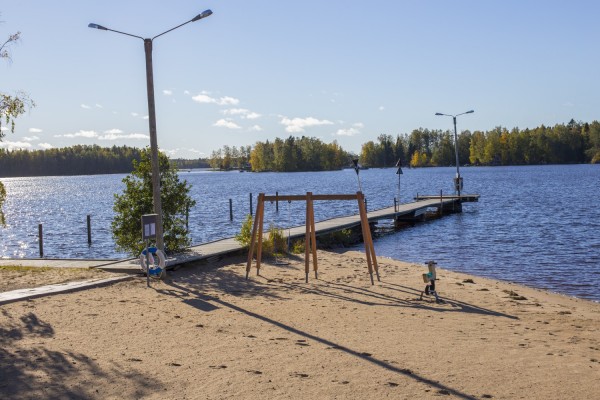 Hästöskata simstrand i sommarsol.