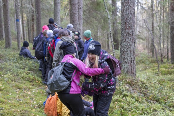 Oppilat pitävät hauskaa metsäkävelyllä.