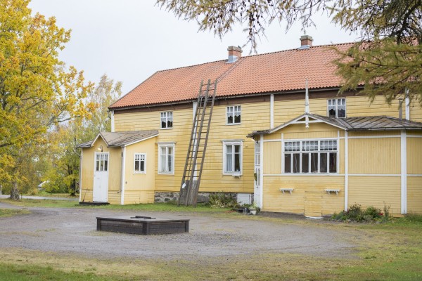 Torgaren keltainen pappila syyspäivän valossa.