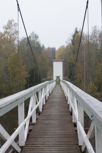 Åbackan valkokaiteinen riippusilta syyspäivän sumussa.