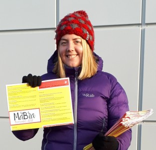Fritidskoordinatorn Hanna Aarnio delar ut Må bra-broschyrer.