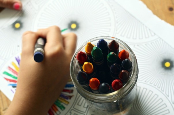 Kuva: Lapsi värittää liiduilla.
