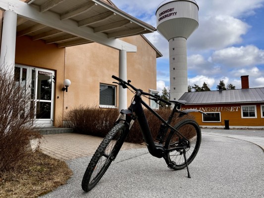 svart elcykel står framför kommungården