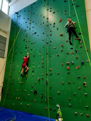 Ungdomar klättrar uppför klötterväggen in i Kronoby idrottshall.