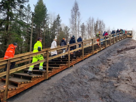 en trätrappa på en backe mitt i skogen