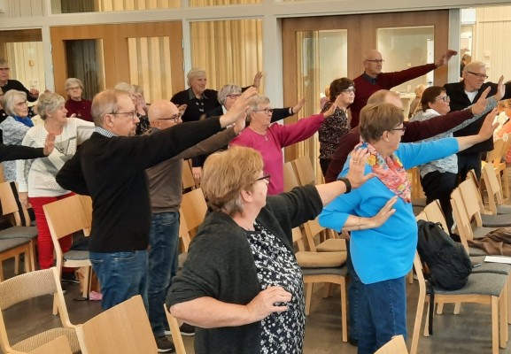pensionärer gymnastiserar på må bra dag
