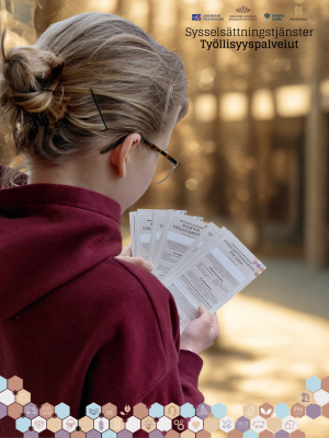 en ung person håller i pappersblanketter