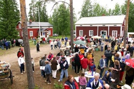 Nedervetil hembygdsgård med en hel massa försäljare och köpare.