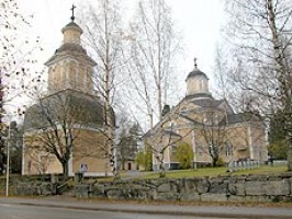 Teerijärven keltainen kirkko syystunnelmissa.